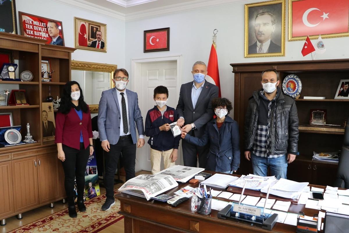 Otizmli &ouml;ğrencilerden Başkan Bi&ccedil;er&rsquo;e maske s&uuml;rprizi