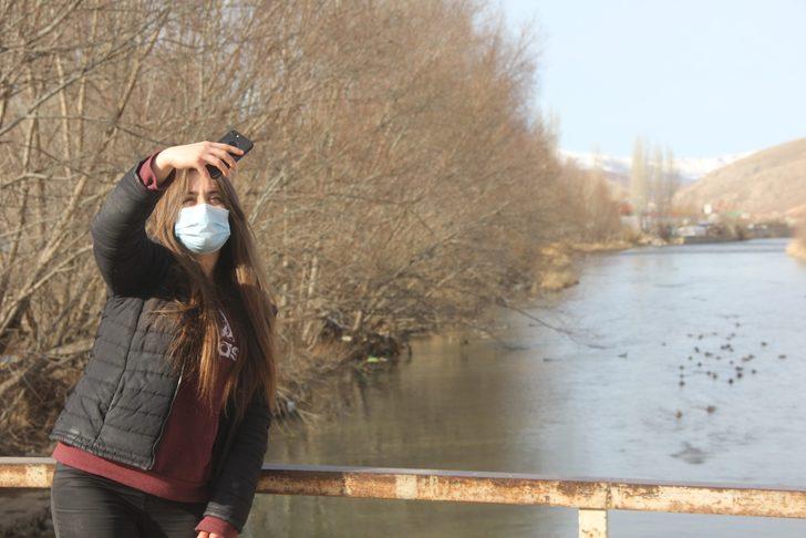 Yeşilbaşlı gövel ördekler Çoruh Nehrini renklendiriyor G1