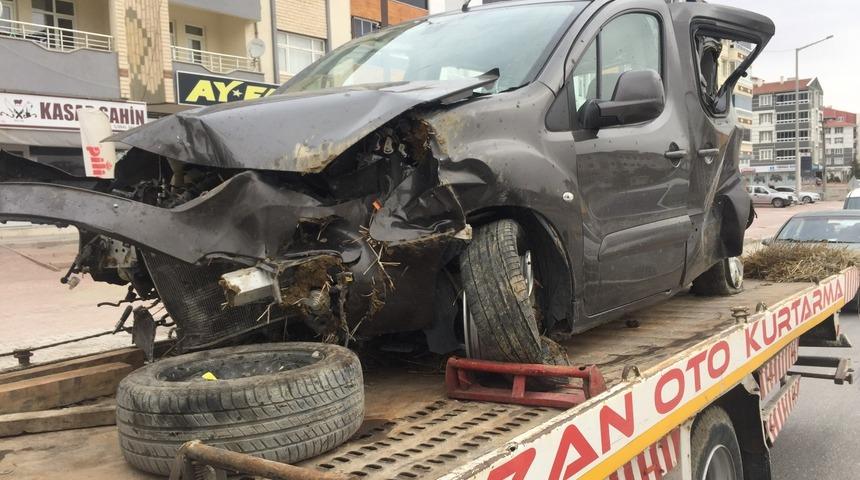 Kontrolden &ccedil;ıkan hafif ticari ara&ccedil; takla attı