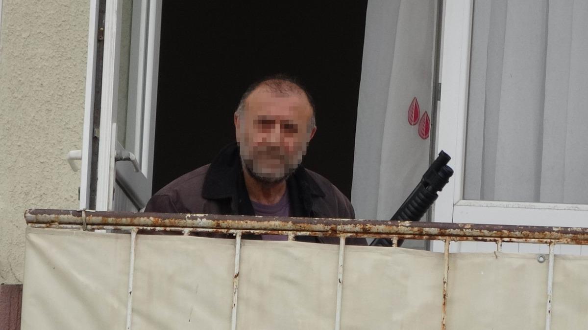 T&uuml;fekle bir kişiyi vurup evin balkonunda elinde t&uuml;fekle intihara kalkıştı