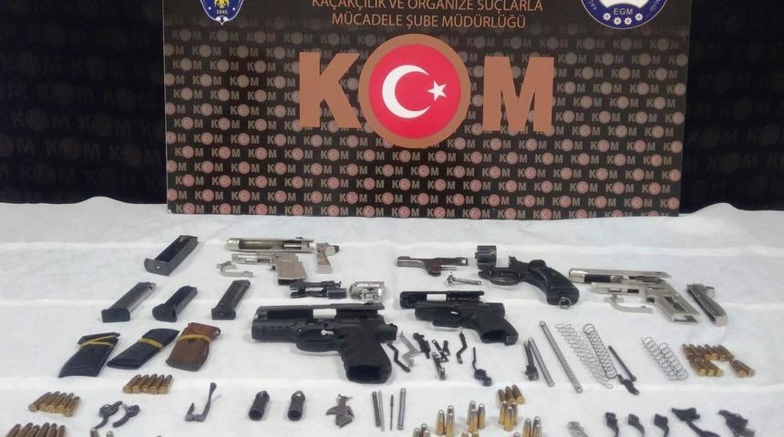 Kütahya’da çok sayıda kaçak silah malzemesi ele geçirildi