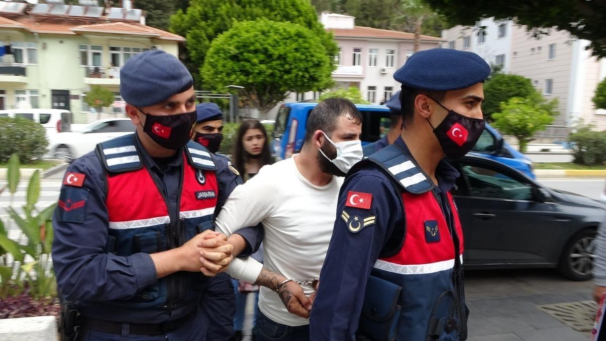 Firari uyuşturucu sanığı ekip aracına &ccedil;arparak ka&ccedil;maya &ccedil;alıştı başaramadı