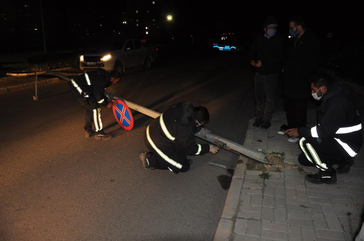 MEDAŞ&rsquo;a ait aydınlatma direği sokağa devrildi