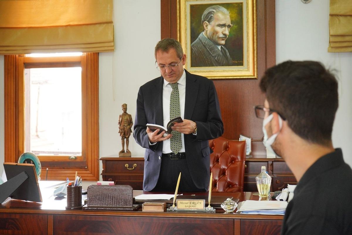 Gen&ccedil; yazar kitabını imzalayarak hediye etti