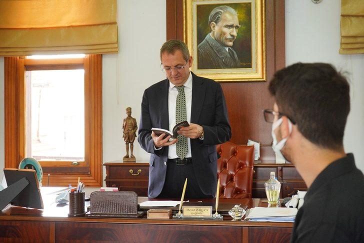 Genç yazar kitabını imzalayarak hediye etti G1