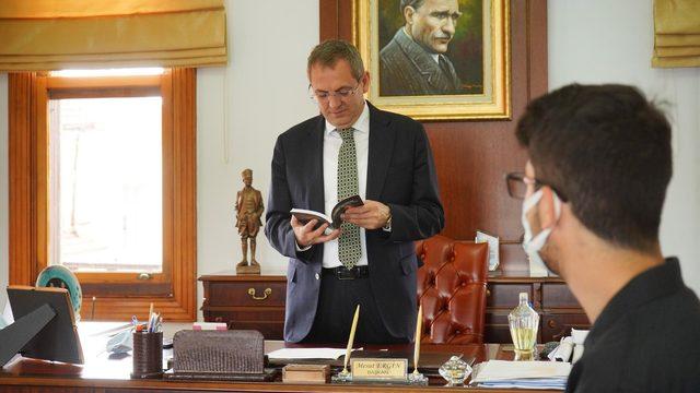 Genç yazar kitabını imzalayarak hediye etti