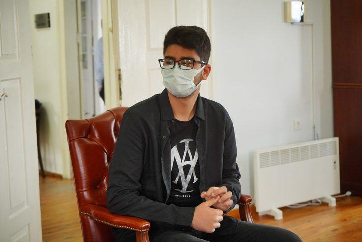 Genç yazar kitabını imzalayarak hediye etti G2