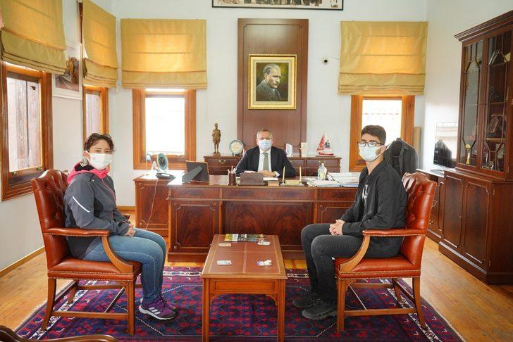 Genç yazar kitabını imzalayarak hediye etti G3