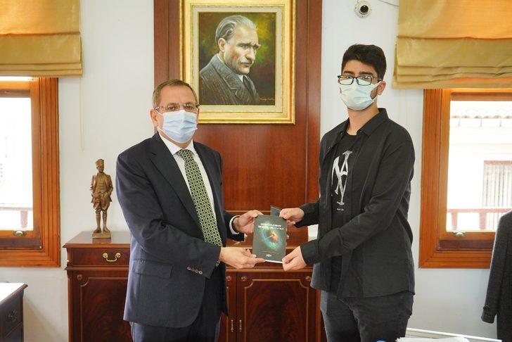 Genç yazar kitabını imzalayarak hediye etti G4