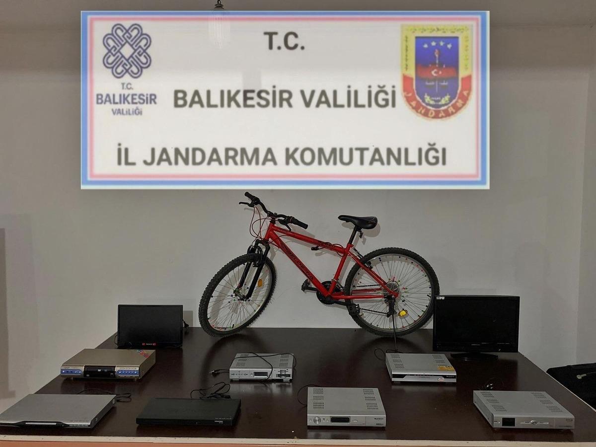 Jandarmadan balkonda saklanan hırsızlara su&ccedil;&uuml;st&uuml;