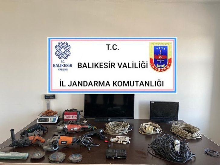 Jandarmadan balkonda saklanan hırsızlara suçüstü G2