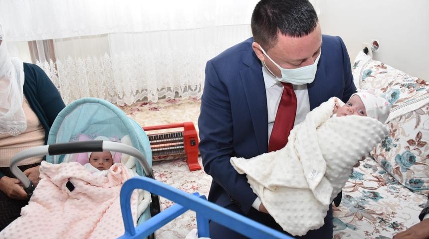 Başkan Beyoğlu, üçüz bebekleri olan aileyi ziyaret etti