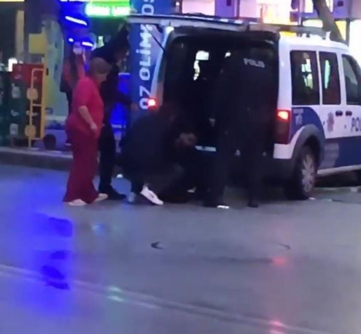 G&ouml;zaltına alınırken &rsquo;sen kimsin ulan&rsquo; diyerek polisin bacak arasına tekme attı