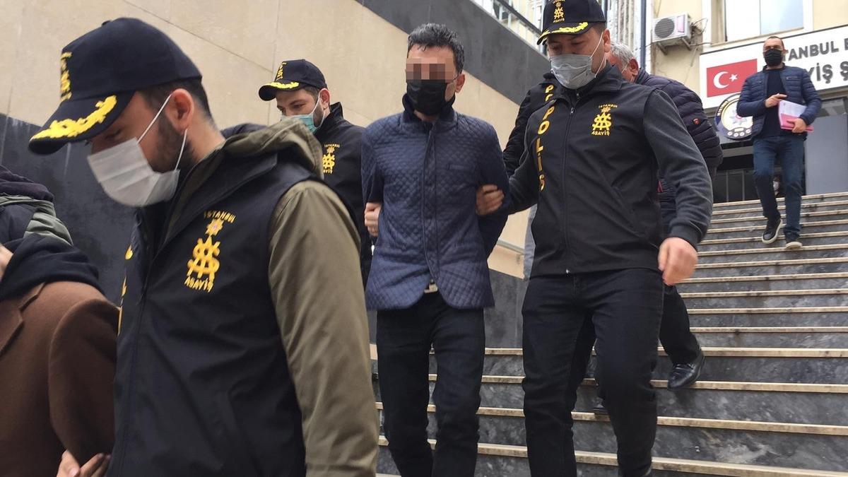 Kuyumcunun sandalyeyle kovaladığı silahlı soyguncular yakalandı