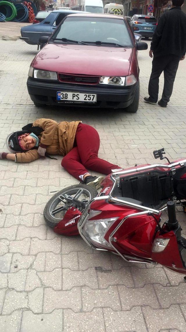 Otomobilin çarptığı bisikletli kadın yaralandı