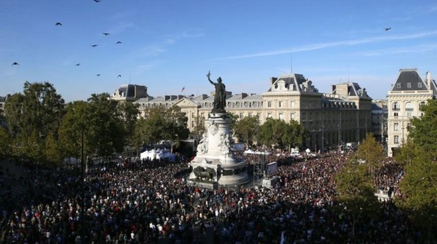 Fransa Cumhurbaşkanı Macron y&uuml;zbinleri sokağa d&ouml;ken yasayı imzaladı