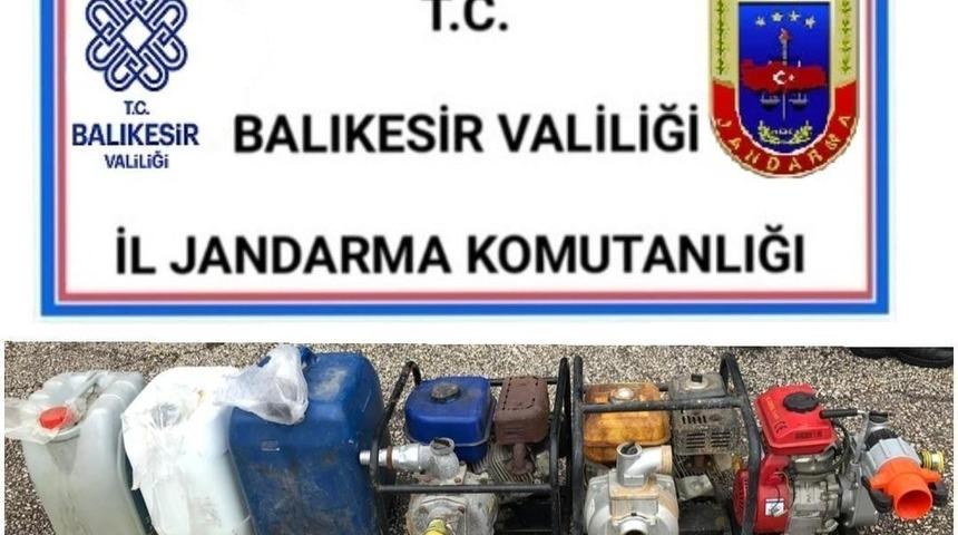 Hırsızlar jandarmadan ka&ccedil;amadı
