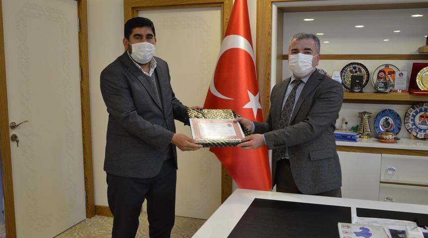 Başkandan gassallara teşekk&uuml;r belgesi