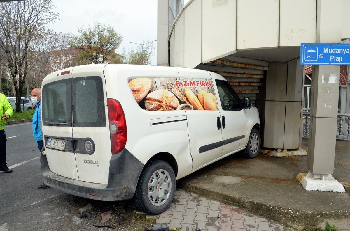 &Uuml;st ge&ccedil;idin altına girerek durabildi