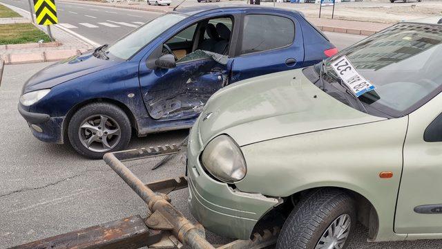 Otomobiller çarpıştı: 2 yaralı