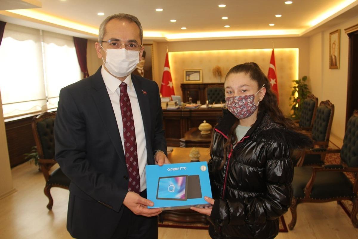 Tosya Kaymakamlığı tablet dağıttı