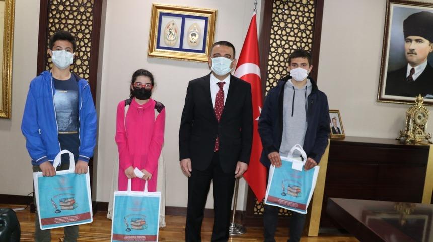 Siirt Valisi Hacıbektaşoğlu k&uuml;t&uuml;phane &ccedil;alışanları heyeti ile g&ouml;r&uuml;şt&uuml;