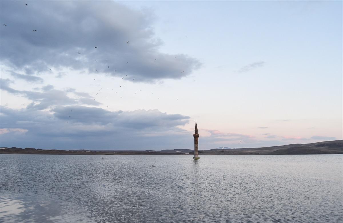 Kars'ta y&uuml;kselen baraj sularının altında kalan cami ve minareler ilgi &ccedil;ekiyor