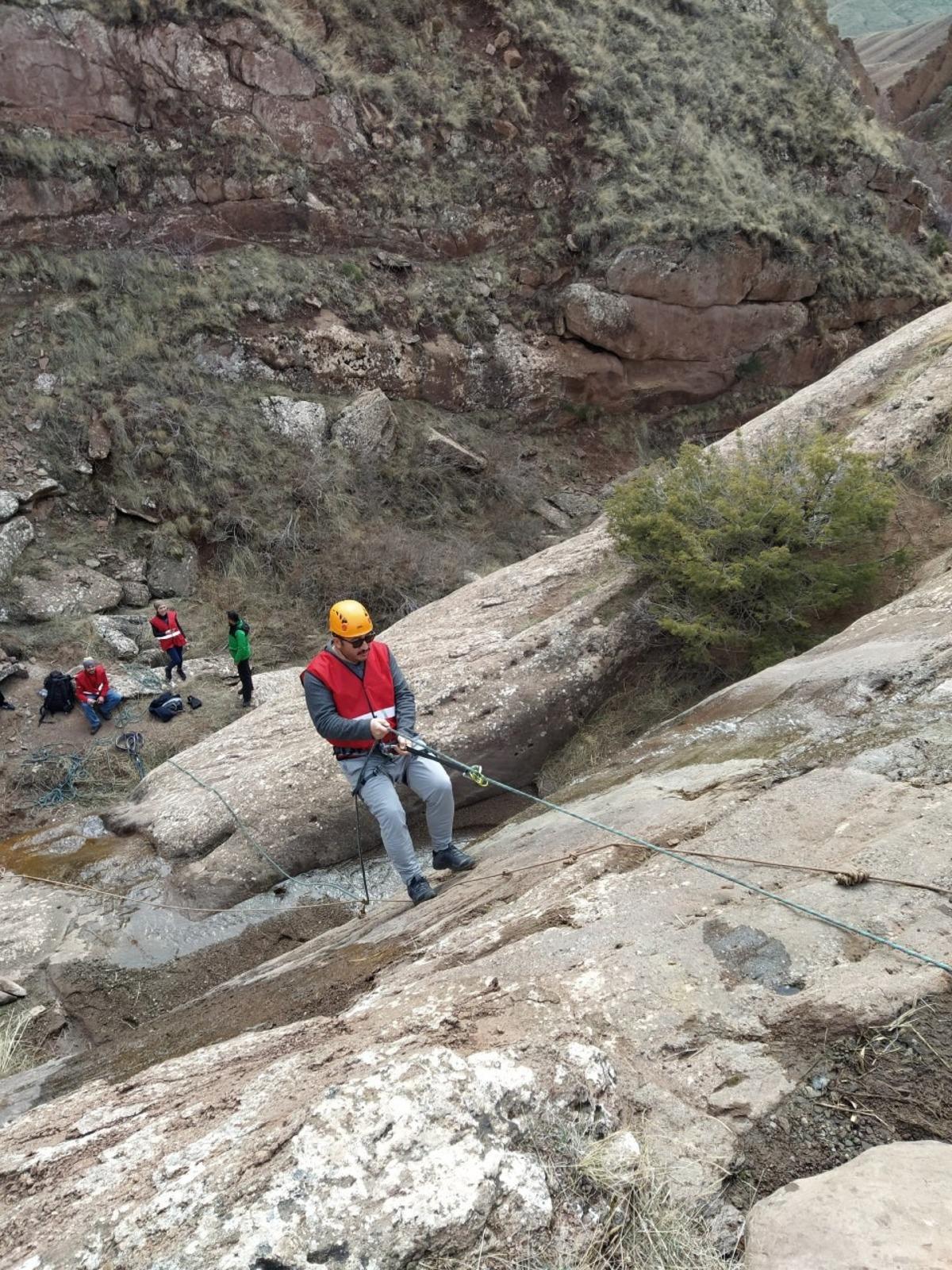 G&ouml;n&uuml;ll&uuml;lere zorlu kısa mesafe d&uuml;ş&uuml;k eğimde iniş eğitimi