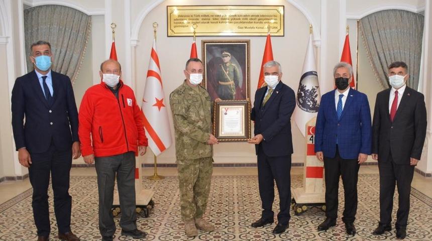 Tuğgeneral Kılı&ccedil;&rsquo;a Kızılay madalyası