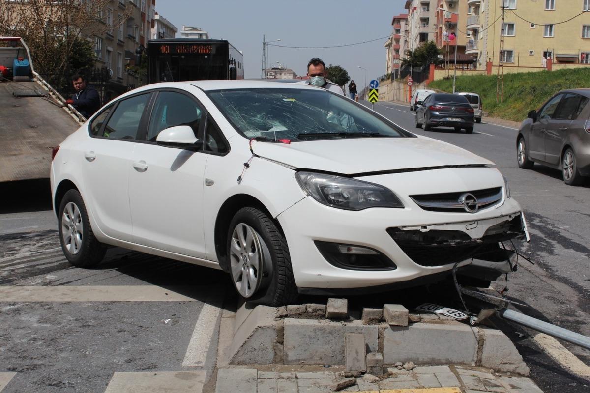 &Uuml;mraniye&rsquo;de iki otomobil kafa kafaya &ccedil;arpıştı, s&uuml;r&uuml;c&uuml; ara&ccedil;ta sıkıştı