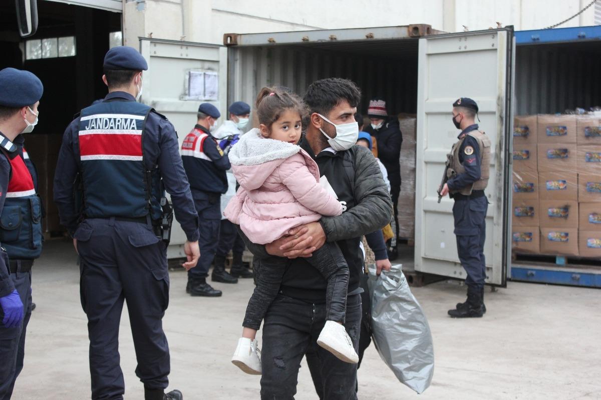 İzmir&rsquo;de konteyner i&ccedil;inde yakalanan 91 d&uuml;zensiz g&ouml;&ccedil;men karakola g&ouml;t&uuml;r&uuml;ld&uuml;