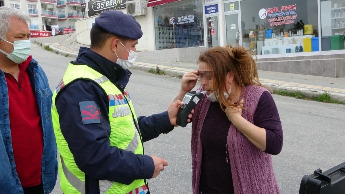 (&Ouml;ZEL)Park halindeki araca &ccedil;arpan kadın s&uuml;r&uuml;c&uuml; "Kronik astımım" dedi, 2.47 promil alkoll&uuml; &ccedil;ıktı