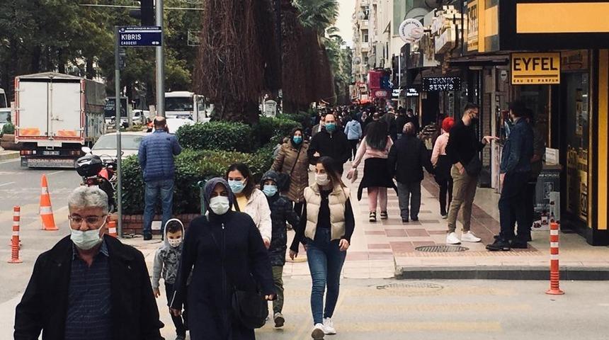 Kırmızıya dönen Aydın’da, sokaklardaki kalabalık dikkat çekiyor