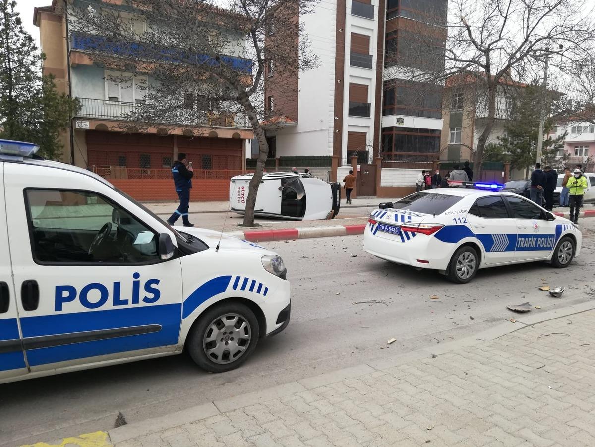 Karaman&rsquo;da ağaca &ccedil;arptıktan sonra tekeri kopan hafif ticari ara&ccedil; yan yattı