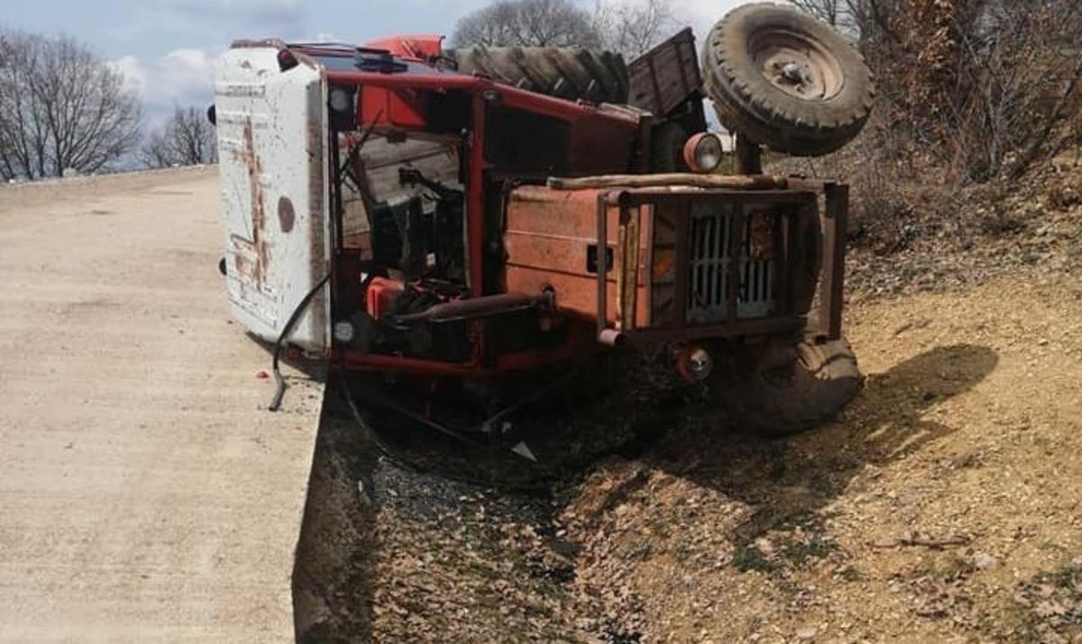 K&ouml;y muhtarlarından kazalara sebep olan beton yola tepki