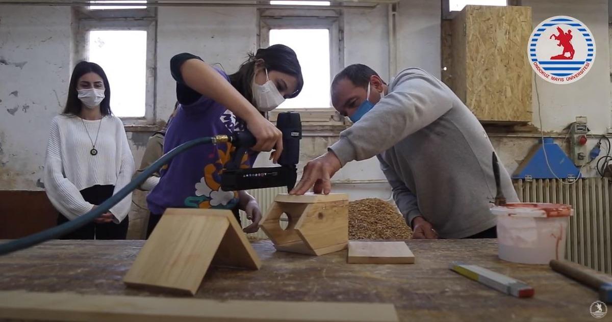 &Ouml;ğrencilerden kuşlara yuva