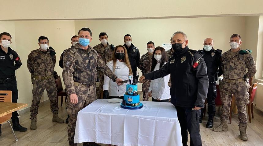 Afyonkarahisar&rsquo;da polislere pasta s&uuml;rprizi