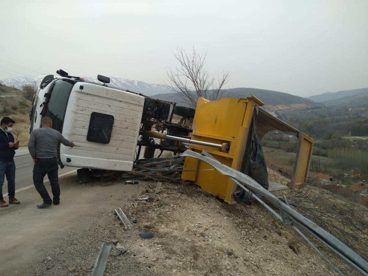 Malatya&rsquo;da hafriyat kamyonu devrildi: 1 yaralı