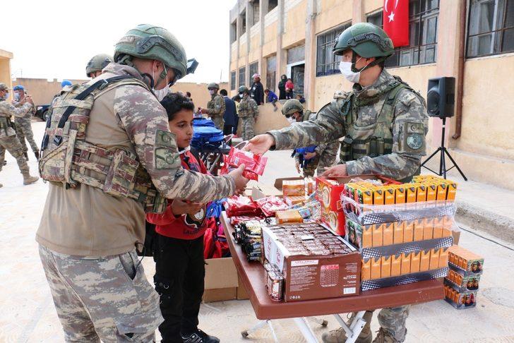 Akçakale Belediyesi ve Harran Üniversitesi’nden Suriyeli öğrencilere yardım G4