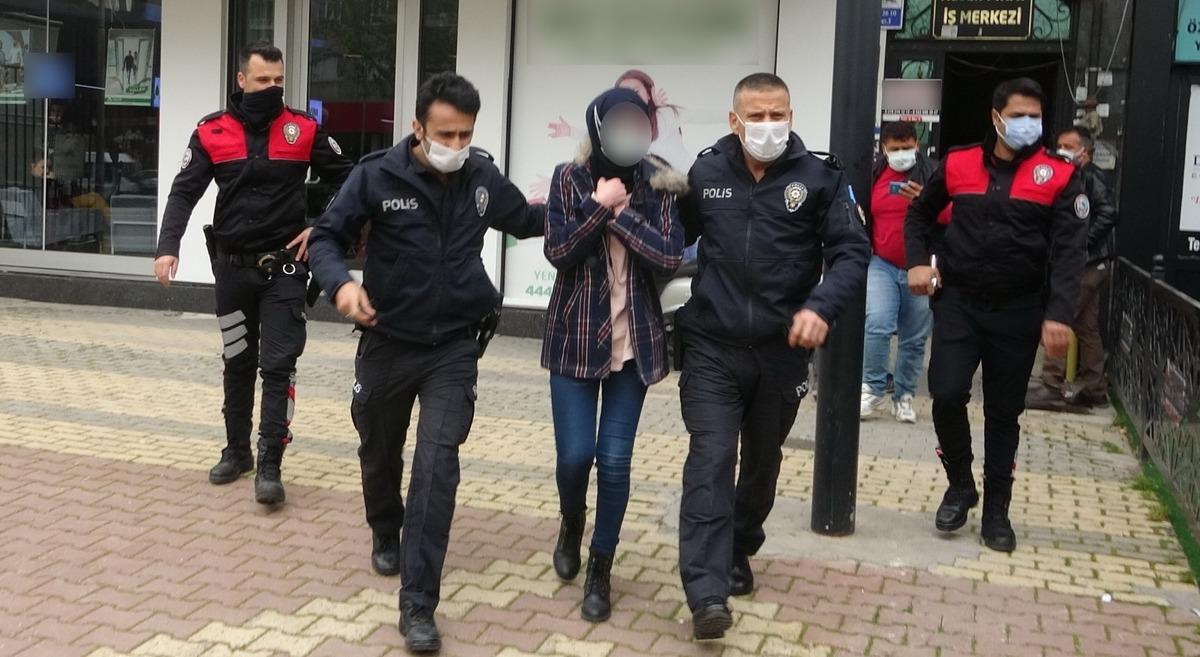 8 katlı binanın &ccedil;atısına &ccedil;ıkan gen&ccedil; kız y&uuml;rekleri ağza getirdi