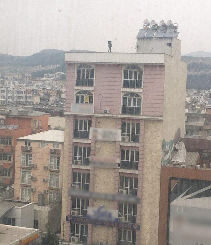 8 katlı binanın çatısına çıkan genç kız yürekleri ağza getirdi G3