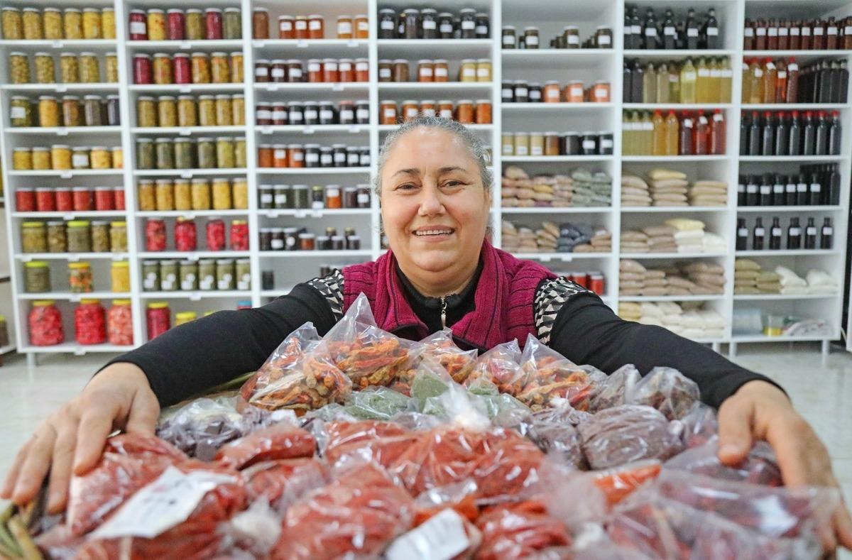 Pazarda tezgah a&ccedil;arak başladı, şimdi iş yeri sahibi oldu