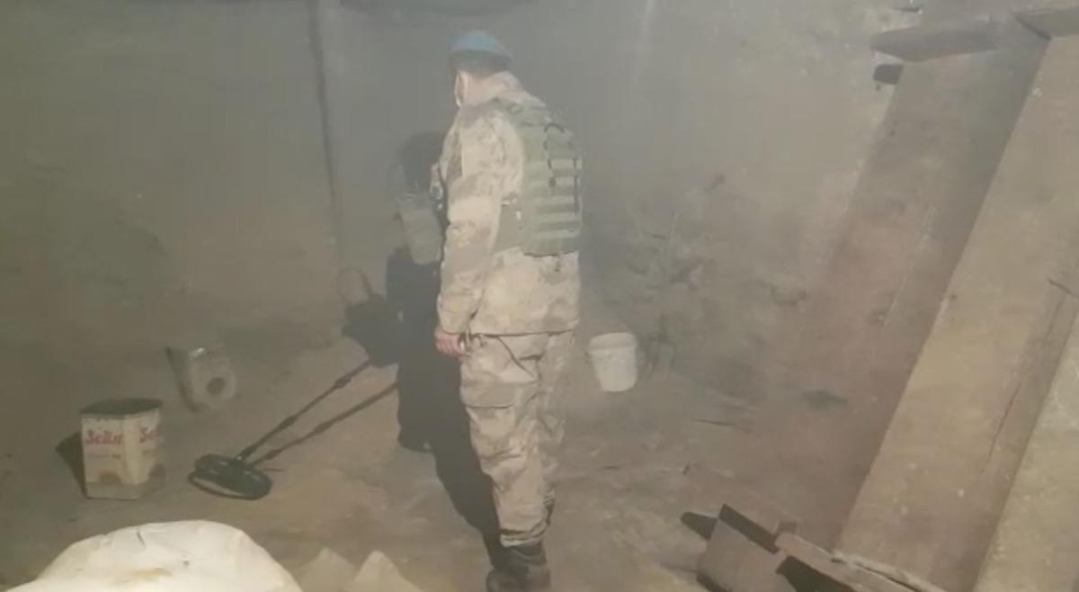 Şanlıurfa&rsquo;da toprak altında ve ahırda uzun namlulu silahlar ele ge&ccedil;irildi