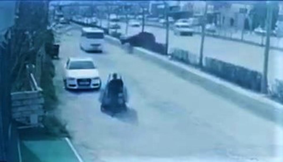 Bayan s&uuml;r&uuml;c&uuml;n&uuml;n kullandığı otomobil bariyeri aşıp seyir halindeki minib&uuml;se &ccedil;arptı: 7 yaralı