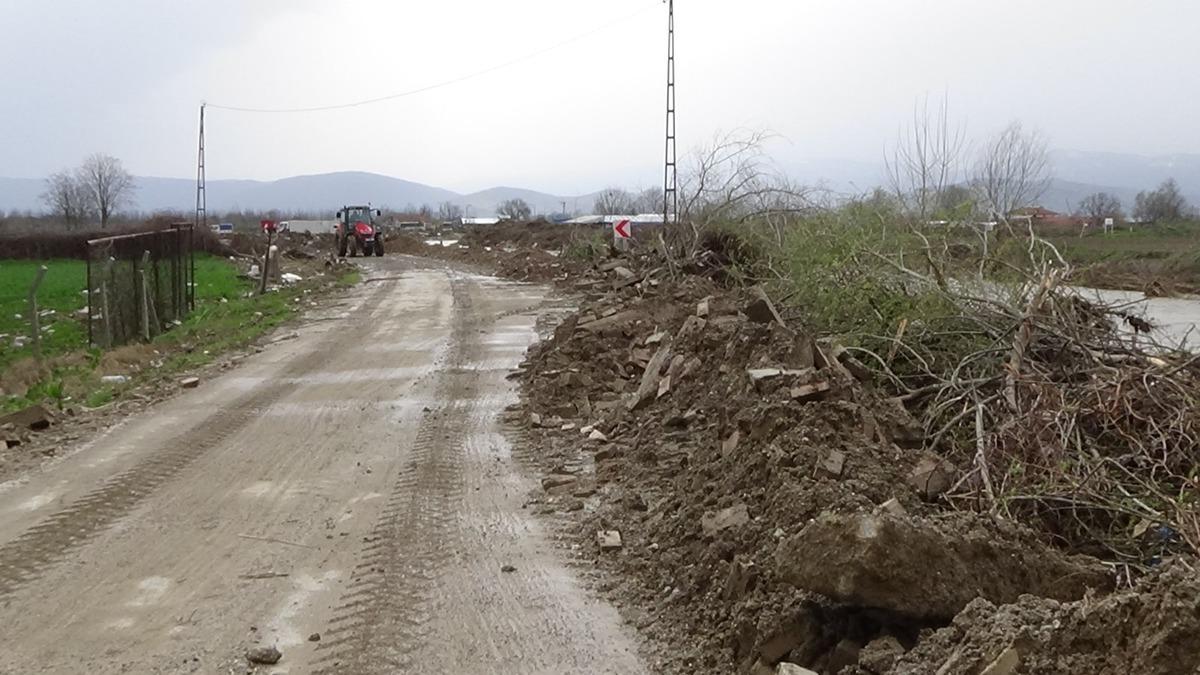 Hayvan &ccedil;iftliği sular altında kaldı, kuzular kep&ccedil;eyle kurtarıldı