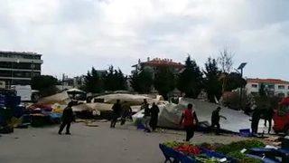 İzmir'de şiddetli fırtına! Kültür merkezinin uçan çatısı, pazar yerine düştü 
