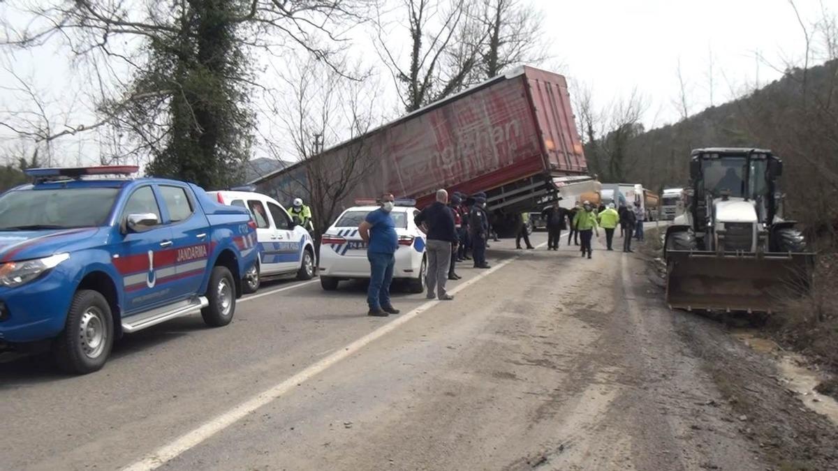 Kontrolden &ccedil;ıkan tır ulaşımı aksattı