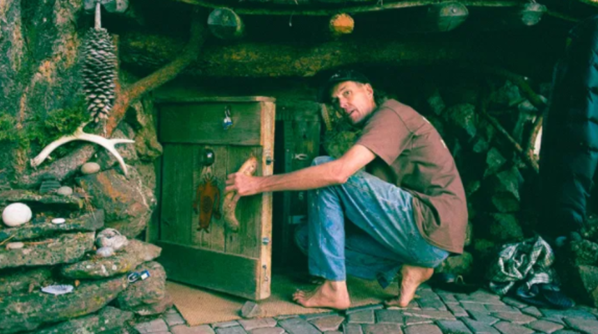 Şehri terk ederek Hobbit evinde yaşayan adamın ilginç hikayesi! Doğayla iç içe kalıyor