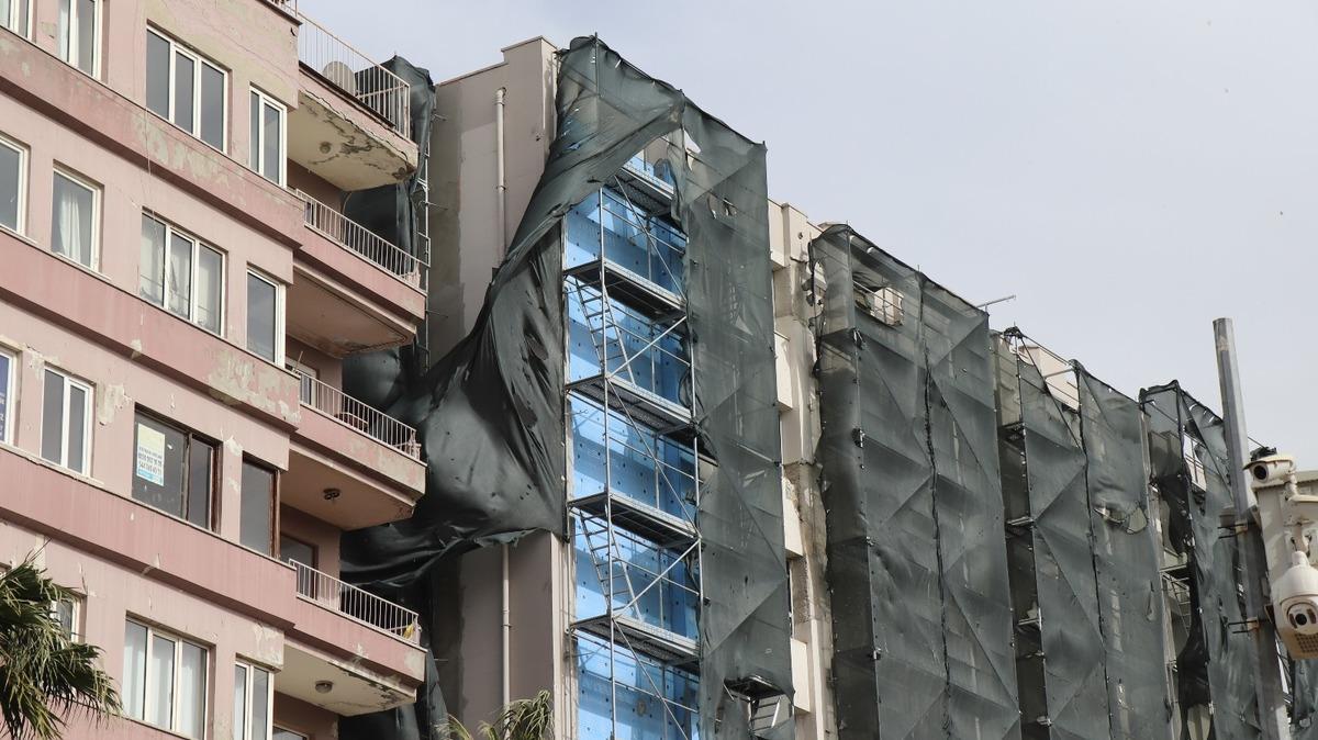 Denizli&rsquo;de vatandaşlar caddede y&uuml;r&uuml;mekte g&uuml;&ccedil;l&uuml;k &ccedil;ekti