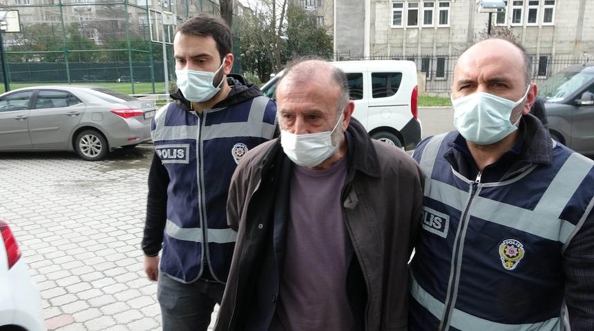 T&uuml;fekle bir kişiyi vurup balkonunda basına a&ccedil;ıklama yaptıktan sonra teslim olan şahıs adliyede